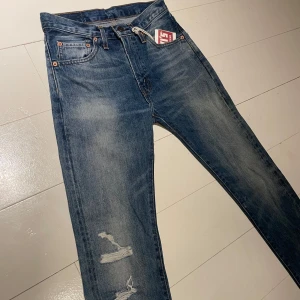 Levis jeans - Säljer nu dessa sjukt feta och unika Levis jeansen. De säljs inte längre och det finns tags kvar! Skick 9/10 i princip nya. 