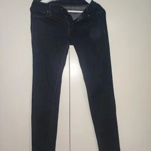 Mörkblå jeans från Ralph Lauren - Snygga mörkblå jeans från Denim & Supply, Ralph Lauren. med klassisk femficksdesign. De har en smal passform och är tillverkade i ett stretchigt denimtyg för extra komfort. Skinny jeans med låg midja . Perfekta för en stilren look.