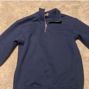 Half zip från Zara - Säljer en stilren mörkblå tröja från Zara med halv dragkedja vid halsen. Skick 8-9/10