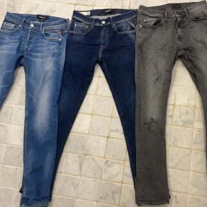  Replay jeans/tiger of sweden - Säljer nu lite jeans var av två st replay och ett par tiger of sweden.   Paket pris - 1000kr  Replay ljusblå - 29:30, 400kr  Replay mörkblå - 30:30, 400kr  Tiger of sweden grå - 31:30, 300kr