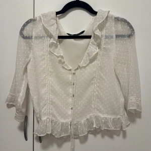 Vit blus - Vit blus från Zara, använd ett fåtal gånger.
