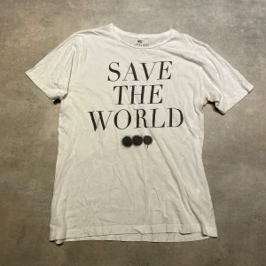 Swedish House Mafia T-shirt - Sjukt snygg och limiterad Swedish house mafia tee. Såld på deras spelning 3 maj 2019 i Stockholm tele 2. Hyfsat bra skick! Vid frågor är det bara att höra av sig . Allt gott !