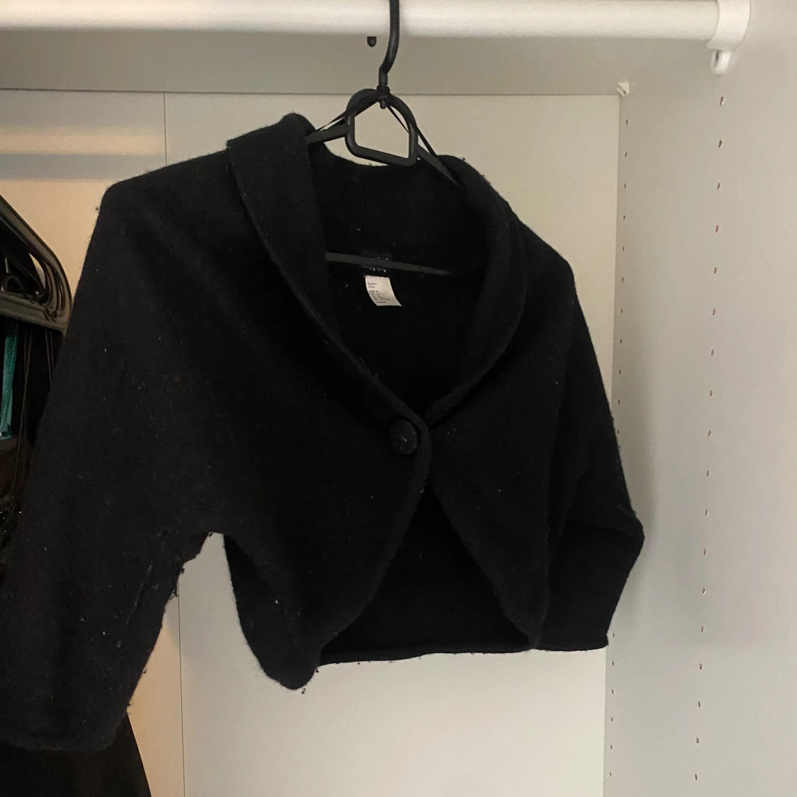 Svart bolerotopp med knapp - 2