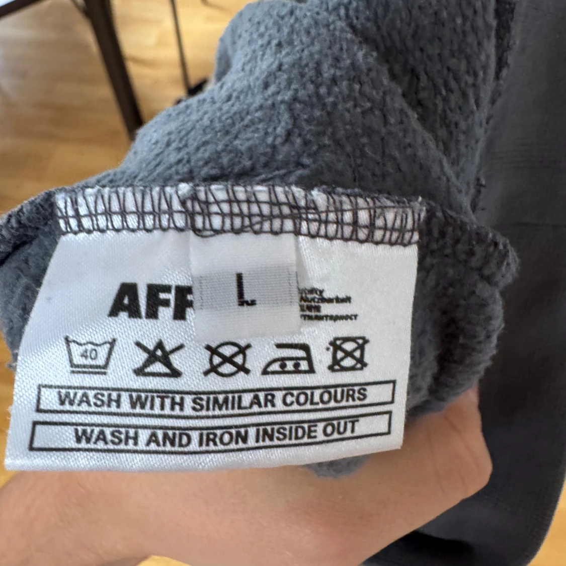 Grå hoodie från Affix - 2