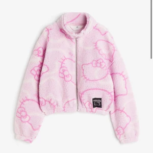 Hello Kitty fleece - Säljer en supermjuk och gosig rosa fleece med ett sött Hello Kitty-mönster! 🐱💖Fleecen är köpt från H&M’s barnavdelning. Jag är 170cm lång och den sitter cropped på mig! Skriv till mig på dm för bilder på!💓 