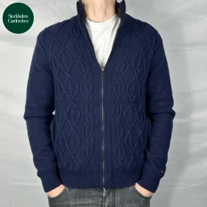 Fur Cardigan Tommy Hilfiger - Fullzip med päls inuti från Tommy Hilfiger | Storlek: M - Skicket på zip-tröjan är väldigt bra utan defekter - Vårat pris: 1,599kr - Modellen är 185cm och väger 80kg. 