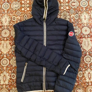 Colmar jacka  - Hej! Säljer nu min jacka från märket Colmar, storlek 50/L, använt skick se sista bilden modellen är 184cm och väger 70kg . Tveka inte på att höra av dig om du har frågor eller funderingar kring jackan!