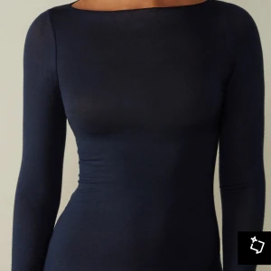 Mörkblå intimissmi tröja  - Elegant mörkblå intimissmi tröja  med långärmad design och en tight passform. Perfekt för en stilren look. Priset kan såklart diskuteras!💓