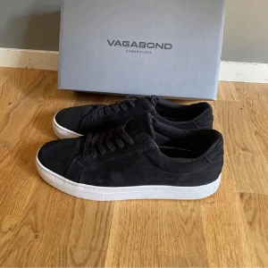 Svarta Vagabond med vit sula - Snygga svarta sneakers med vit sula och klassisk snörning. Ett par vagabonds i bra skick! Storlek 45. Skick 8/10. 