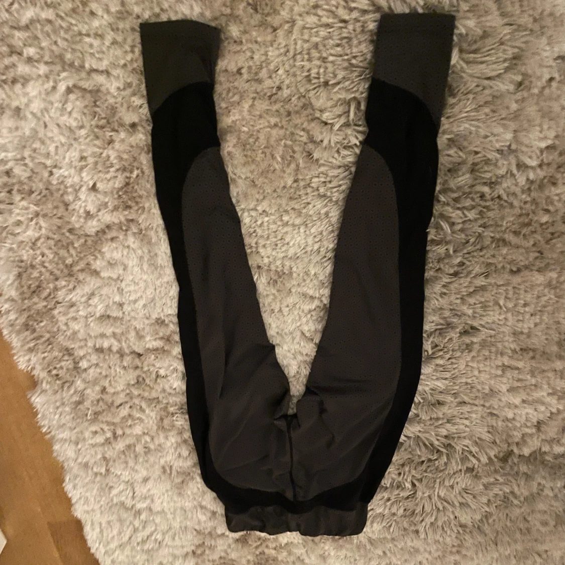 Svarta leggings med mönstrade detaljer - 2