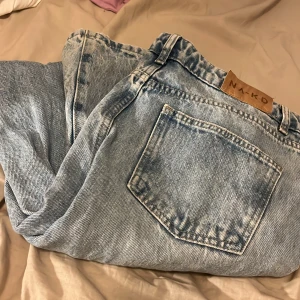 Ljusblå jeans från NAKD - Säljer ett par ljusblå jeans från NAKD i bra skick.