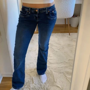 LTB jeans valerie - Säljer vidare ett par blåa ltb jeans då dem inte passar mig💞 strl är M27 L32🙌🥰 skriv för mer info