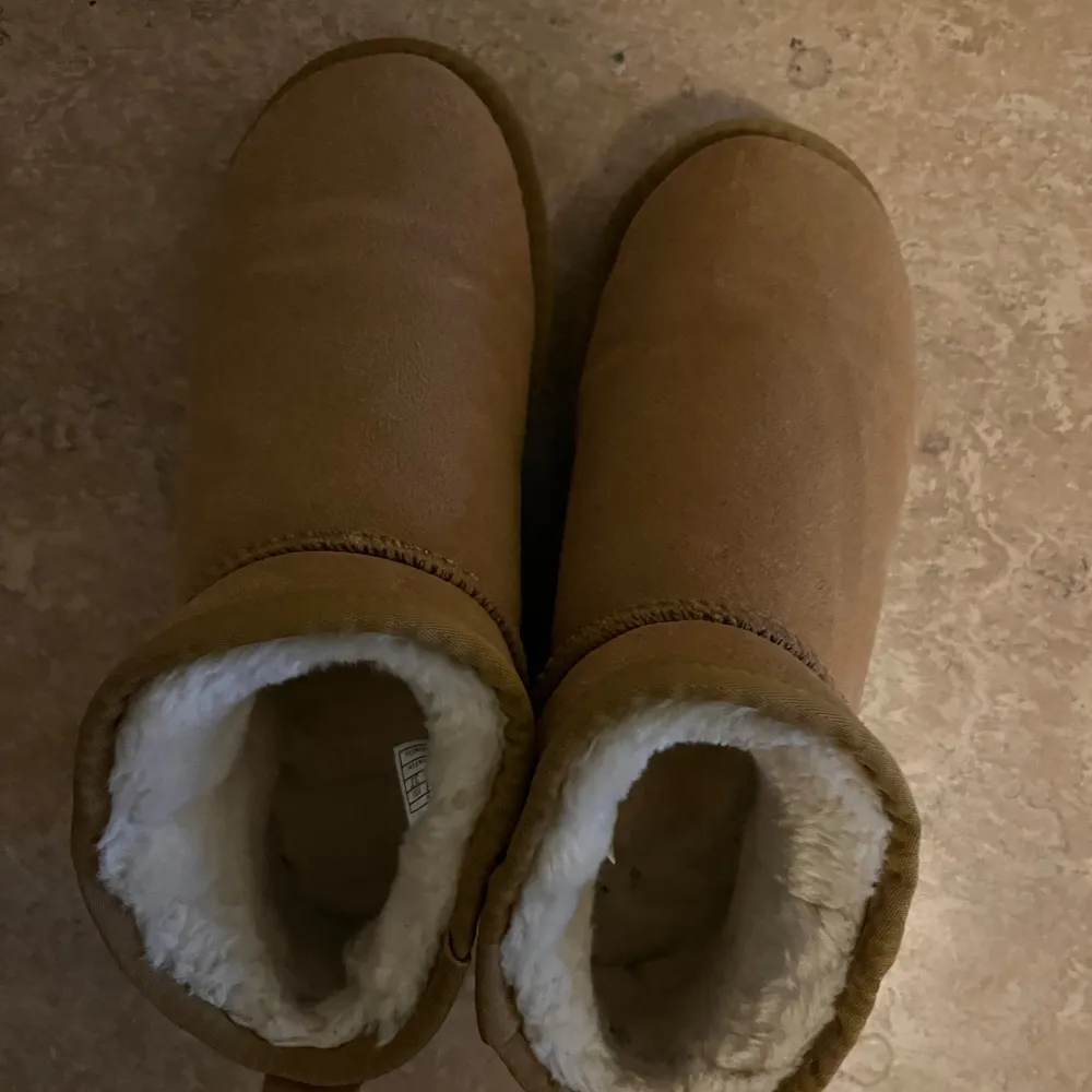 Säljer ett par mysiga bruna UGG boots i mocka med mjukt foder inuti. Perfekta för kalla dagar när du vill hålla fötterna varma och bekväma. Använt ca 2-3 gånger så de är i mycket bra  och nytt skick. Pris kan diskuteras vid snabb affär!. Skor.