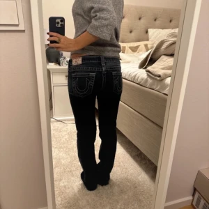 True religion Jeans - Säljer dessa jättefina jeans från true religion. Lånade bilder från förra ägaren. Några svaga fläckar lång ner på ena benet men inget man tänker på. Hör gärna av er vid frågor! 😊💕💕 Går att köpa direkt för 700, men priset går att diskutera vid snabb affär