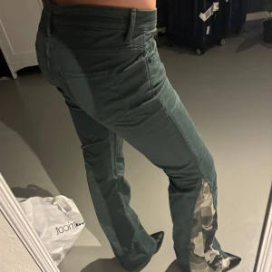 Jeans - Säljer dessa unika jeansen. Har bara andvänt dom engång.  Som är storlek s /xs