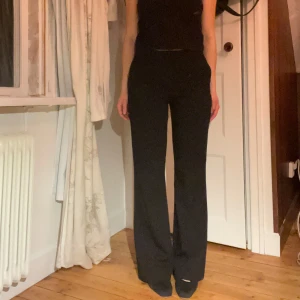 Fiona kostymbyxor från Lindex  - Säljer ett par stilrena svarta byxor med hög midja. De har en är en populär modell från Lindex som heter Fiona. Materialet är mjukt och bekvämt, vilket gör dem till ett måste i garderoben. Perfekta för höst och vinter!