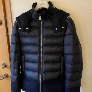 Moncler jacka - Säljer en snygg svart pufferjacka från Moncler. Den är quiltad och har en dragkedja framtill. Perfekt för kalla dagar med sin varma och stiliga design. Bra skick, storlek 1 i moncler 