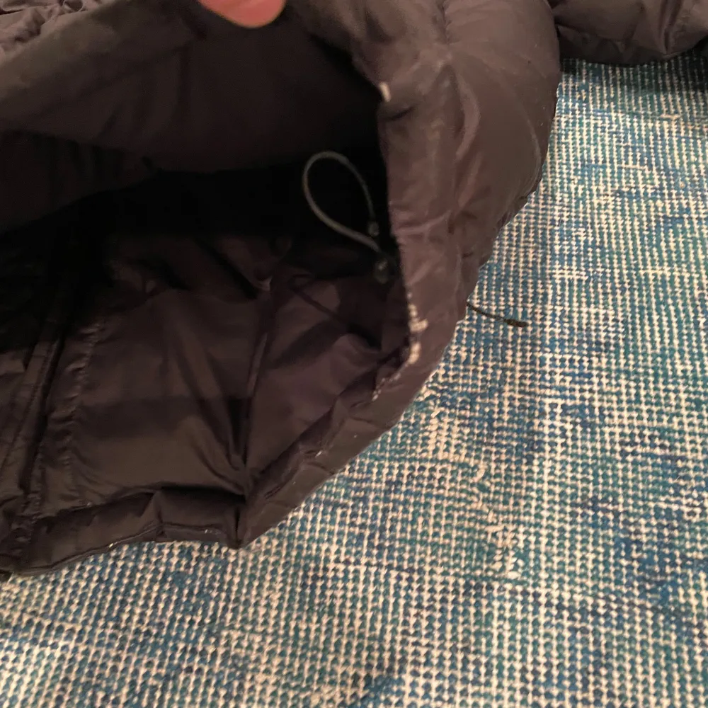 Säljer nu min North Face puffer jacka. Den passar perfekt för kalla vinterdagar och har hållit mig varm utan problem två säsonger! Jackan har ett par slitmärken längst ned men det är inget som syns när den är på (se bild). Passar dig som är runt 170-182cm. Nypris ligger runt 3499kr. Pris kan diskuteras vid snabb affär. Tveka inte med  att höra av dig vid minsta fundering!. Jackor.