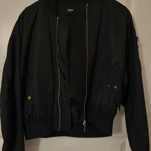 Bomberjacka BikBok - Bomberjacka från BikBok, storlek XS