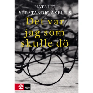 Det var jag som skulle dö (inbunden) - ”Romanen är ett medvetet och fungerande bygge /…/ Hennes berättelse känns lågmäld och tonsäker, och hon ter sig bekväm och väl förtrogen med ämnet.”Svenska Dagbladet ”Hon iklär inte bara morfaderns minnesbilder en litterär gestaltning, utan kommer också ofta åt de känsliga punkterna så att det blir en levande skildring. /…/ en vittnesberättelse som hjälper oss att minnas och att aldrig glömma.”Dagens Nyheter Samuel kan inte slå undan ångesten för att något är allvarligt fel med leveransen av nya glasögonbågar till återförsäljaren i Göteborg. Vad ska hända med honom om det inte blir ett nytt avtal? Med döttrarna? Med hela livet i Sverige? Med stor skärpa skildrar Natalie Verständig Axelius hur år av flykt, svält och liv i getton och läger följer med som en svårkontrollerad oro många år efteråt, i många fall hela livet. Samuels fridfulla liv som pojke i en liten stad i närheten av Łodz förändras över natt i och med tyskarnas angrepp på Polen. Hela hans tillvaro fram till krigets slut präglas av att åtminstone försöka rädda livet på sina småbröder, tvillingarna Rachmiel och Fischel. När han inte lyckas hjälpa dem båda drabbas han av en känsla av skuld som ska kasta en skugga också över de förhållandevis ljusa åren i Sverige efter kriget. Det var ju han som skulle dö. Natalie Verständig Axelius roman bygger på de krigsupplevelser som hennes morfar Samuel Janowski berättade för sin dotter, Natalies mor. Boken handlar både om de svåra åren på flykt och i olika läger och om den första tiden i Sverige med försörjningsvåndor och familjebildning. Det var jag som skulle dö är både ett tal till och ett minne över en av de många överlevande som kom till vårt land och blev en del av Sveriges moderna historia. Det var jag som skulle dö har belönats med Micael Bindefelds stipendium till minne av Förintelsen (se bindefeldsstiftelse.se) på 200 000 kronor för att finansiera distribution av böcker till skolor i hela landet. ”Verständig Axelius berättar morfaderns historia återhållsamt, rakt, och utan att dra på för stora känslosträngar. Det är klokt, berättelsen innehåller så mycket känslor ändå. /…/ Det här är en bok som med fördel kan läsas av människor i alla åldrar.”Expressen ”För den som inte själv sett Förintelsen är den svår att förstå, hur mycket man än har läst om den och hur många dokumentärer man än har sett. Natalie Verständig Aexlius lyckas skickligt vända på perspektiven. /…/ det är en stark roman”Gefle Dagblad    Format Inbunden   Omfång 301 sidor   Språk Svenska   Förlag Natur &amp; Kultur Allmänlitteratur   Utgivningsdatum 2019-12-27   ISBN 9789127166226  