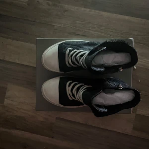 Rick Owens Ramones pony tail - Säljer dem pågrund av att jag inte använder denna ricksen köpte nya hexa St 43 Väldigt bra skick Kvitto finns  Pris kan diskuteras vid snabb affär Endast seriösa köpare tack