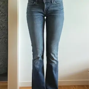 Säljer ett par snygga lågmidjade blå bootcut jeans. De  och har en klassisk femficksdesign.Skicket är mycket bra, inga synliga skador eller fläckar. Det är uppsätta ner till och passa bra på mig som är 172 cm lång😊