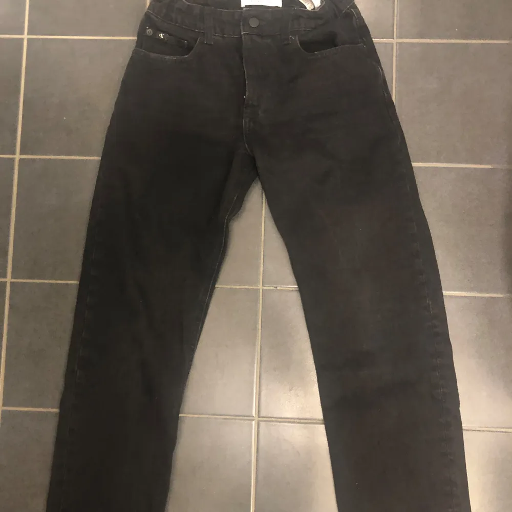 Säljer ett par snygga svarta jeans från Calvin Klein i storlek 14. De har en klassisk femficksdesign och en stilren look. Perfekta för både vardag och fest! 🖤. Jeans & Byxor.