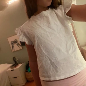 Vit blus med volangärmar - Säljer en söt vit blus med korta volangärmar. Perfekt för allt!! Jätte skönt material, aldrig använt💞 den är då i nyskick!! Använd gärna ”köp” funktionen!!