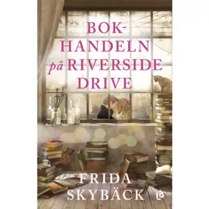 Charlotte är för ung för att vara änka, för ung för att ha förlorat den hon älskar. I sitt vilsna tillstånd tar hon en paus från sitt framgångsrika företag och söker ro på den skånska landsbygden. Men så får hon ett oväntat besked: Hon har ärvt ett hus i London av en moster hon knappt visste att hon hade. Och huset inrymmer en bokhandel. Inställd på att sälja huset flyger Charlotte till England, där den konkursfärdiga Riverside Bookshop och den excentriska personalen verkar bortom all räddning. Men trots att Charlotte inte vet något om hur man driver en bokhandel växer snart en gemenskap fram med de motsträviga medarbetarna. Samtidigt som Charlotte kämpar för att rädda verksamheten inser hon att det är något som inte riktigt stämmer. Varför har Charlotte aldrig fått träffa sin moster, och vad är det för mörk hemlighet som döljer sig i huset?Bokhandeln på Riverside Drive är en varm, charmig och hoppingivande feelgoodroman om hur ett hus fyllt med böcker, en handfull främlingar och en butter gammal hankatt kan hjälpa någon att börja om på nytt. FRIDA SKYBÄCK flyttade själv från Skåne till London på vinst och förlust och kom hem med ett nyfunnet intresse för engelsk litteratur och den stora kärleken. Numera bor hon i Lund med sin man och deras två barn. Bokhandeln på Riverside Drive är hennes femte roman. 