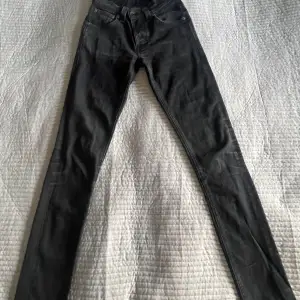 Snygga svarta Nudie jeans i stl 27. L 32. Svarta i slim fit modell. Använda men i fint skick.