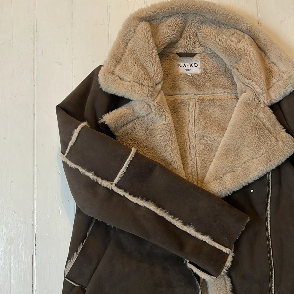 Brun mockajacka med foder från NA-KD - 90