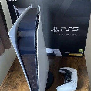 PlayStation 5 Digital Edition - Säljer en PlayStation 5 Digital Edition i nyskick. Konsolen är vit med svarta detaljer och kommer med en trådlös DualSense-kontroll. Perfekt för gaming med nästa generations grafik och snabb laddningstid. Originalförpackning medföljer. Passa på att uppgradera din spelupplevelse! . Alla kablar ingår, den är använd i cirka 1,5 år men inte så mycket.