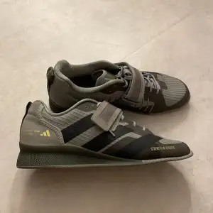 Säljer ett par lyftarskor från Adidas i mycket bra skick. Skorna har både snörning och kardborreband för extra stöd. Använd fåtal gånger, köpte för ca 1 år sedan och använt dom max 10 gånger. Storlek 45 1/3