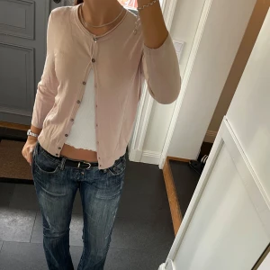 Rosa trekvartsärmad kofta - Trekvartsärmad rosa stickad kofta från H&M i storlek S. Fint skick. Använd gärna köp nu!