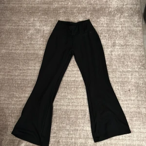 Svarta byxor från SOC - Säljer ett par svarta byxor från SOC i storlek XS. De är högmidjade och har en bootcut-stil som ger en snygg siluett. Perfekta för både vardag och festliga tillfällen. Byxorna är i mycket bra skick och superbekväma att ha på sig. Säljer för att dem är för korta för mig. Aldrig andvänd 