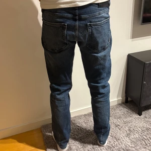 Snygga mörkblå jeans - Ett par mörkblå jeans från märket NEUW i modellen Lou slim. Knappt använda och därför i väldigt bra skick👌