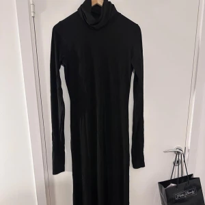 Chimi black dress - Very long, very good condition, only worn once and write for more pictures. It's High neck too