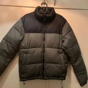 Vinterjacka  - Vinterjacka knappt använd från Everest. Superfint skick, innerficka och reflexer i fickorna som går att ta ut. Storlek xs men passar xs/s