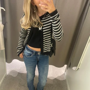 Svart och vit randig kofta - Säljer denna jättefina virkade koftan då den tyvärr inte kommer till användning. Storlek 36/38 men passar mig som vanligtvis har xs/s. Skriv vid frågor eller för fler bilder 💗