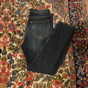 Mörkblå slim jeans från H&M - Säljer ett par mörkblå slim jeans från H&M i storlek 34/32De har en klassisk femficksdesign och är i mycket bra skick. Perfekta för både vardag och fest! 🖤följ gärna för att inte missa andra grymma deals som denna! MVH MAJESTIC GARMENTS 