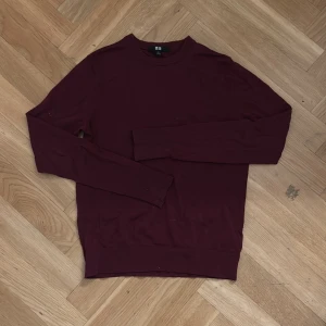 Vinröd tröja från Uniqlo - Säljer en vinröd tröja från Uniqlo i storlek XS. Perfekt för hösten och vintern. Passar både till vardags och lite finare tillfällen. 