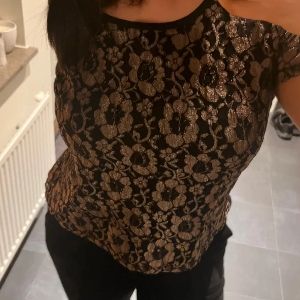 Super snygg elegant blommig guld blus som är väldigt snygg och stilren! Inte genomskinlig💓 skriv privat vid frågor. Denna blus är använd EN GÅNG vid en jobb intervju endast🥰. Blusar.