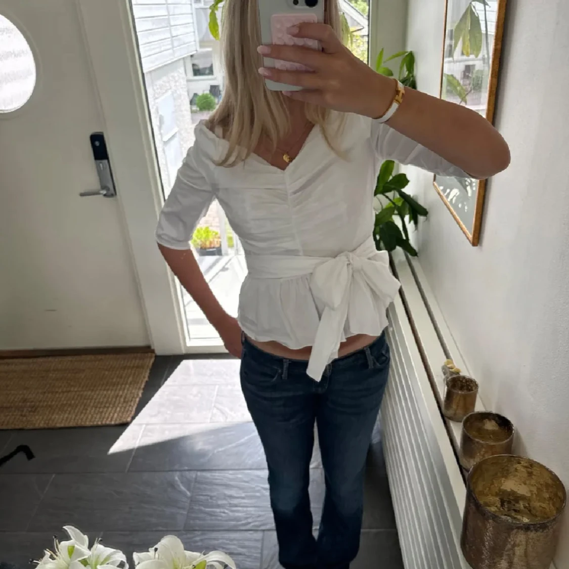 Vit blus med knytband - 90