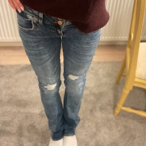  LTB jeans🌟🌟 - Säljer ett par snygga lågmidjade blå jeans från LTB i bra skick. Omsydda till Bootcut, säljes då de tyvärr är för långa för mig (165cm) 💞💞💞 storlek 28, 