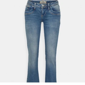 Blå jeans från Lee - Snygga blå jeans från Lee i klassisk stil. De har en bekväm passform och är perfekta för vardagsbruk. Jeansen har en knapp och dragkedja framtill samt fem fickor. Perfekta för både vår och höst!