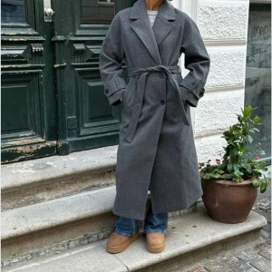 Kappa från Nelly - Säljer min nya kappa från Nelly🤍Den är i nytt skick och knappt använd 🩶