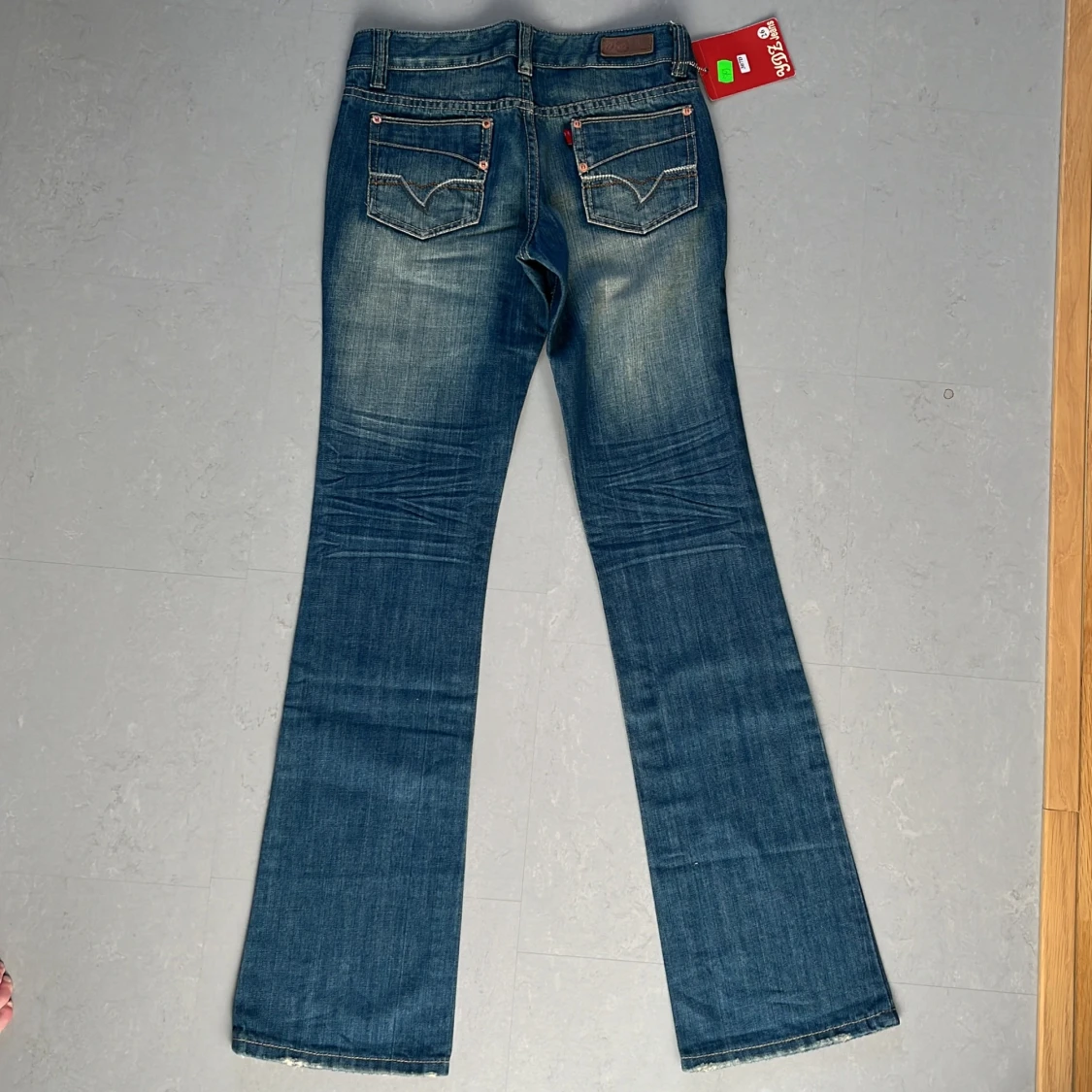 Lowaost boutcut jeans från Levis - 93