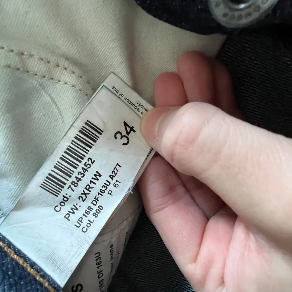 Säljer ett par mörkblå jeans i bra skick. Storlek 34 och mius slimfit modell. Jeans & Byxor.