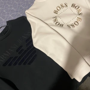 Svart och vit tröja från Armani Jeans och Hugo Boss - Sweatshirts från Boss och Armani.                              Boss tröjan 400.                                                               Armani tröjan 600.                                                          Tar man båda tröjorna sänker jag priset till 800kr. Boss är i strl xs funkar om du har S,     Armani tröjan är strl S men har lite större passform så passar M lika bra