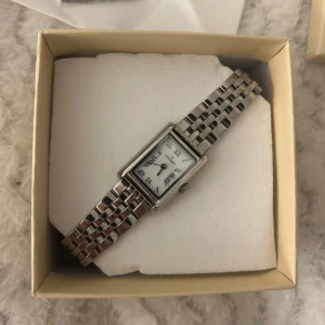 Silverfärgad klocka från Mockberg - Supersnygg klocka från Mockberg i fint skick, kommer inte till användning då jag använder guld. Avtagna länkar samt box medföljer vid köp! 💓